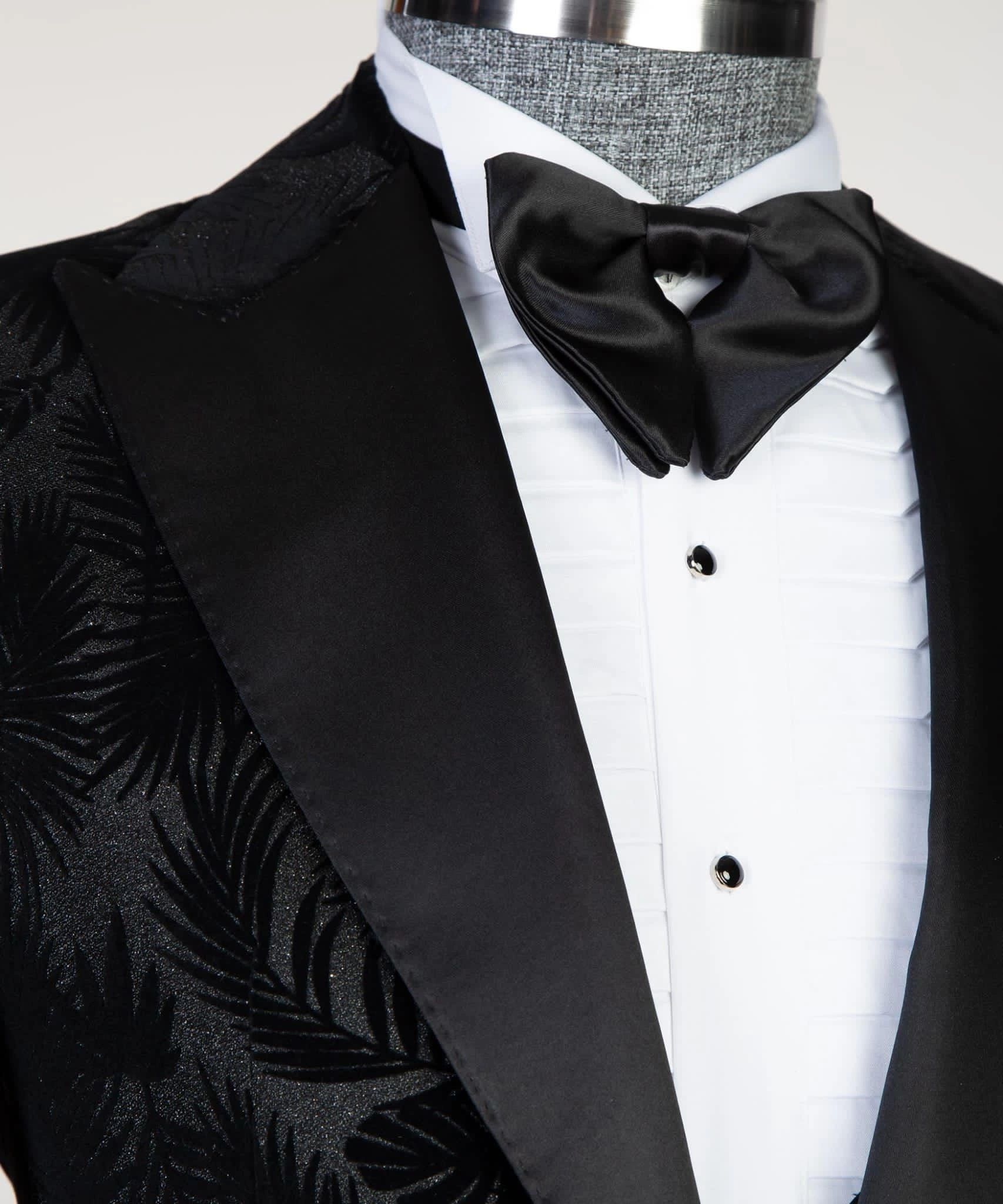 Traje de esmoquin negro: Elegancia atemporal para hombres con estilo y sofisticación, listo para brillar.