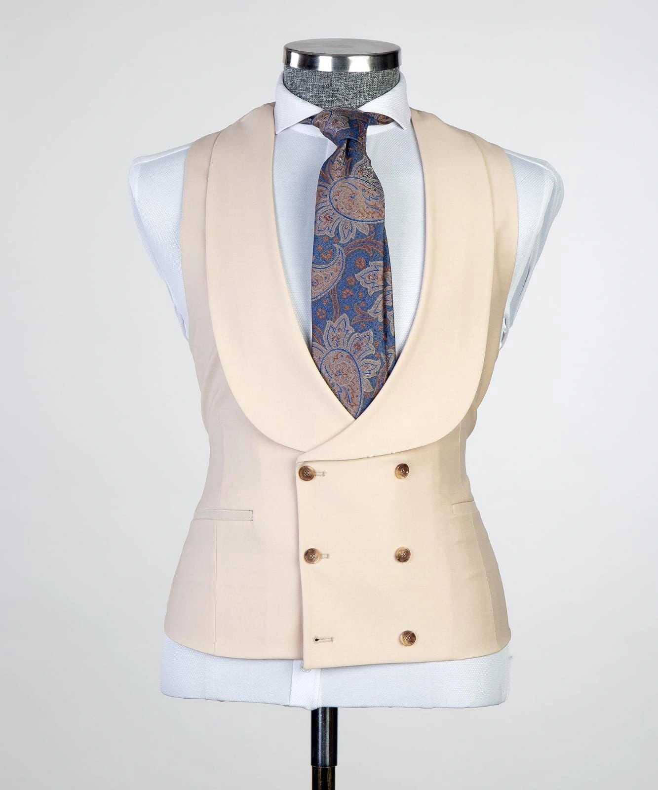 Traje de negocios beige: Tres piezas, elegancia atemporal para el hombre moderno.