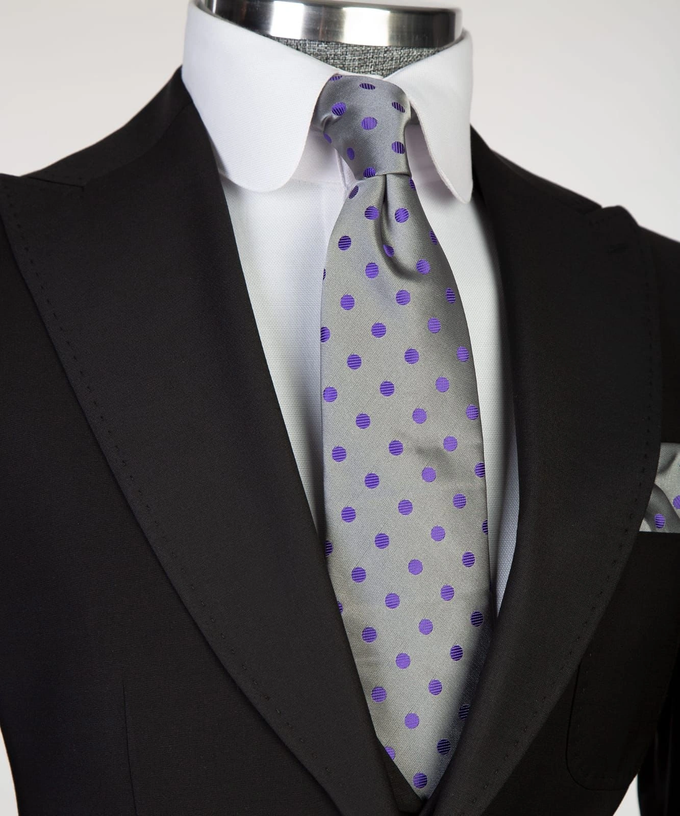 Traje de negocios negro x3: Elegancia triplemente asegurada para el profesional moderno.