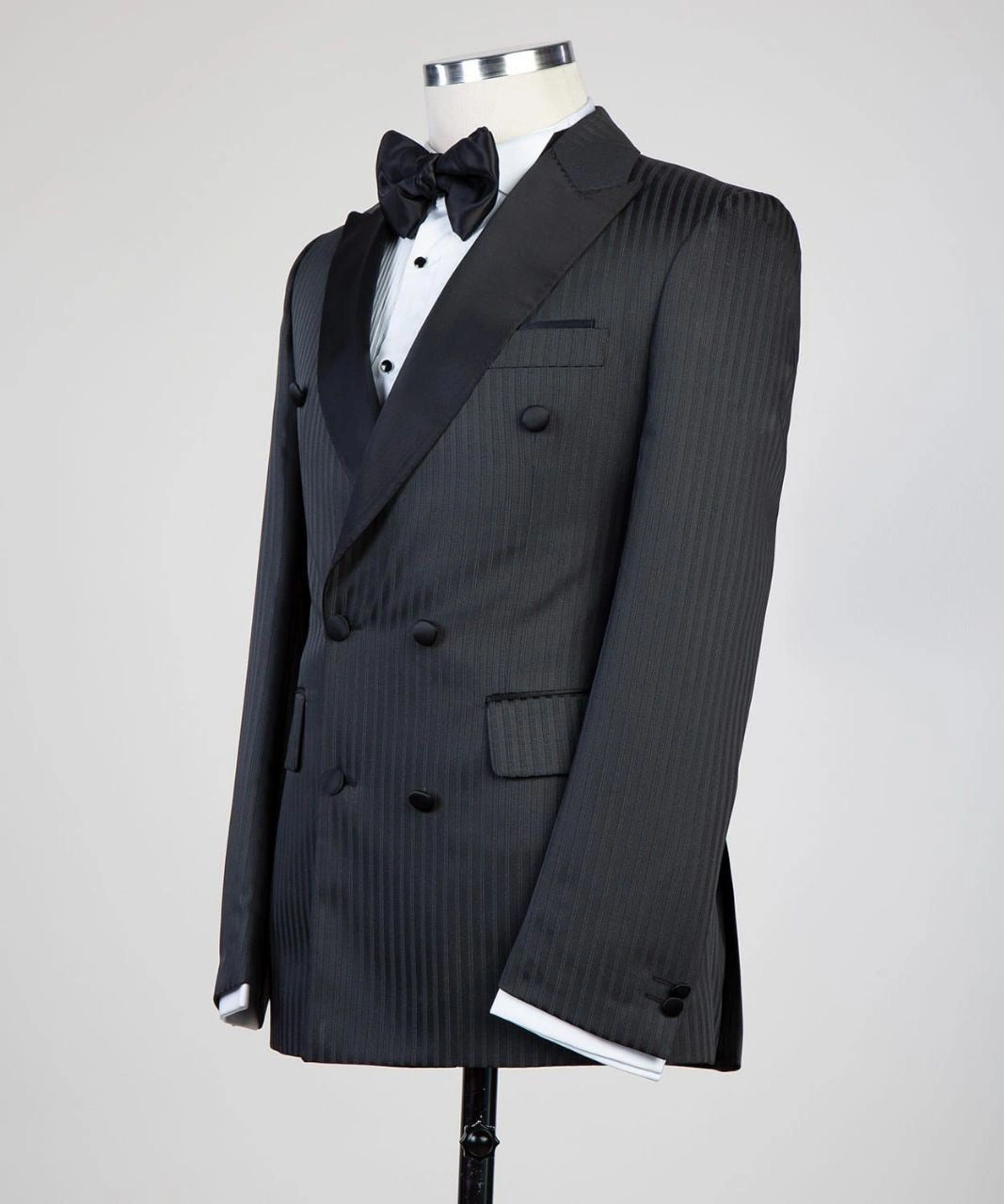 Abrigo negro doble cruzado: Elegancia atemporal, audacia inigualable. Perfecto para ti, un clásico renacido.