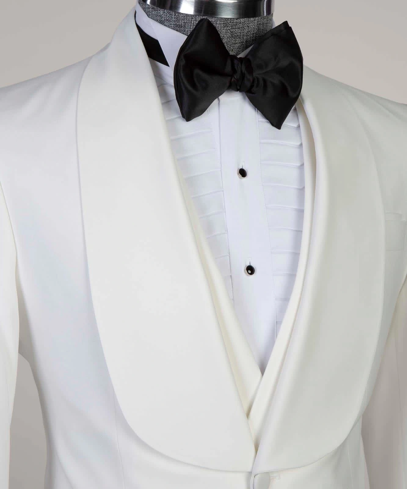 "Espectacular Traje Blanco Clásico: Elegancia Sin Igual para Eventos Especiales"